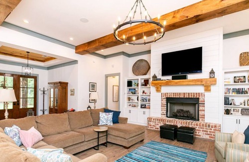 Kathleen House | Enjoy this large southern dream home on beautiful lot with Pecan trees.