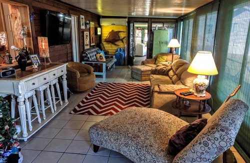 Upper Grand Lagoon Resort | Enjoy your vacation stay at Emerald Pointe Resort in our nostalgic bungalow!