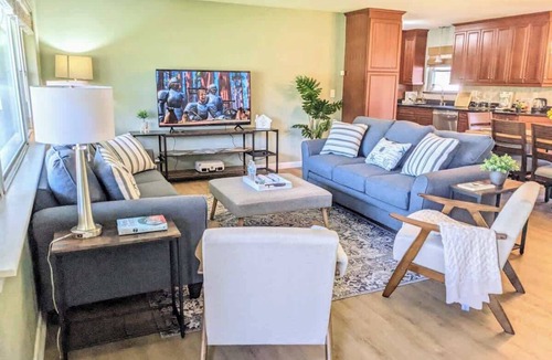Sans Souci House | Enlivening - Stay Near Memorial & Downtown