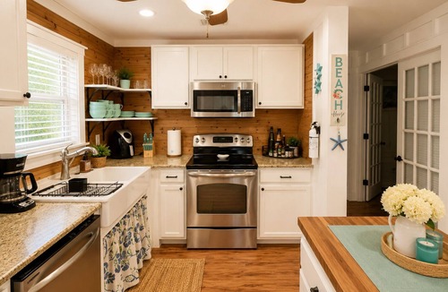 Truckland Cottage | Entire cottage in Fort Myers-Iona, minutes to Fort Myers Beach & Sanibel Island.