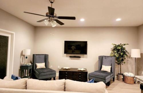 Thomas Drive House | ENTIRE HOME- Gorgeous 3br Townhome Pool, Grill, WD, 2 FREE drive up spaces Sleeps 6 Close to everything PCB! Free WiFi