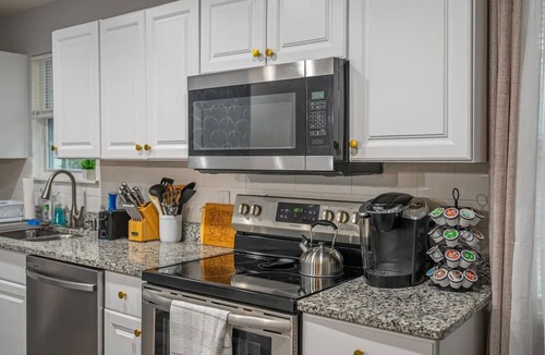 Savannah House | Entire home in Savannah, Georgia Pet Friendly~Gym~Putting Green~Office~Grill Top
