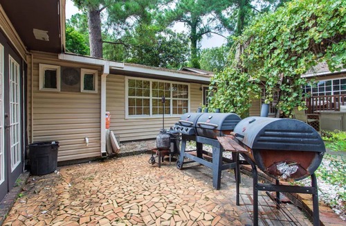 Valdosta House | Entire house, indoor pool, pool table, hot tub, gym , ping pong, grills
