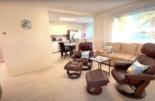 Gulf Gate Estates Cottage | Escape near Siesta Key with Hot Tub, BBQ, and Fire pit