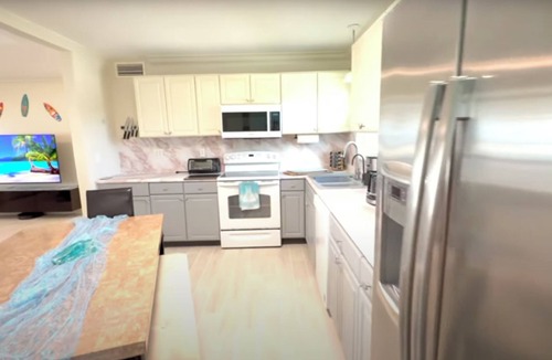 Gulf Gate Estates Cottage | Escape near Siesta Key with Hot Tub, BBQ, and Fire pit