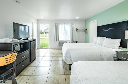 Everglades City Hotel | Everglades City Motel - Queen Room, 2 Beds, Kitchenette and Back Door