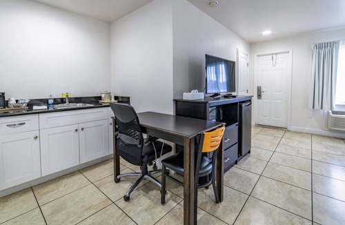 Everglades City Hotel | Everglades City Motel - Queen Room, 2 Beds, Kitchenette and Back Door