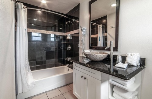 Everglades City Hotel | Everglades City Motel - Queen Room, 2 Beds, Kitchenette and Back Door