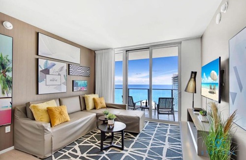 Hollywood South Central Beach Apartment | Exclusive Condo - Near Beach - Free Valet Parking