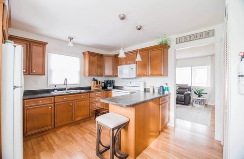 Midland House | Exclusive Spread | 3mi to dwntwn