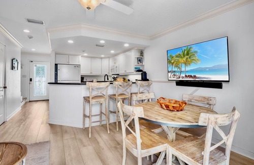 Ilexhurst Condo | Experience Anna Maria Island Paradise! With Pool, Steps to Beach!