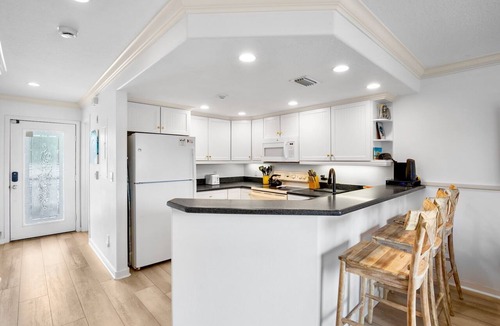 Ilexhurst Condo | Experience Anna Maria Island Paradise! With Pool, Steps to Beach!