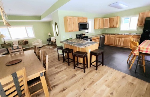 Frankfort House | Experience panoramic views in ur 5-bed Frankfort retreat minute to Lake Michigan