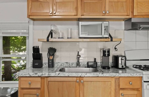 Spring Valley House | Extended Stay 4BR Home | Sleeps 8 | WiFi & Kitchen
