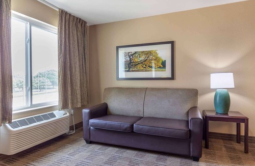 Tampa Hotel | Extended Stay America Select Suites Tampa North Airport
