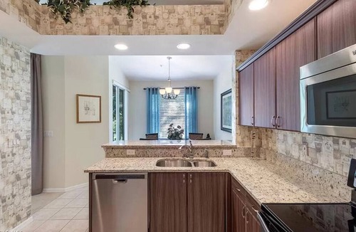 Naples House | Fabulous Coach House in Cypress Woods Golf & Country Club. Golf membership.
