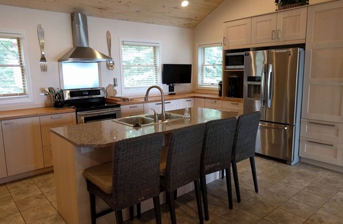 Ellsworth House | FALL OPEN 200' SUNSET BEACH MODERN HOUSE WIFI FIREPLACE PET FRIENDLY