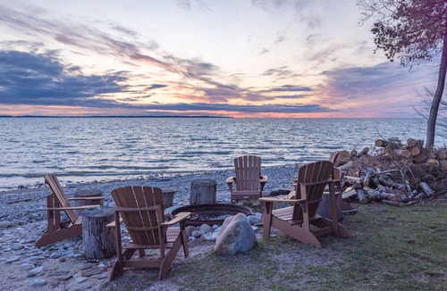 Ellsworth House | FALL OPEN 200' SUNSET BEACH MODERN HOUSE WIFI FIREPLACE PET FRIENDLY