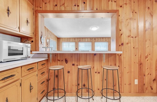 Kiska Beach House | 🌊Family Friendly-Walk to Beach-Retro Bungalow🌊