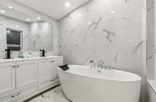 Westlake Village Villa | Family-Friendly 4BR Getaway Saltwater pool
