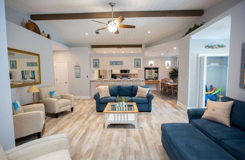 Miramar Beach House | FAMILY FRIENDLY-Large Pvt Patio- Grill-Free Beach Svc & Toys-5 min to beach!