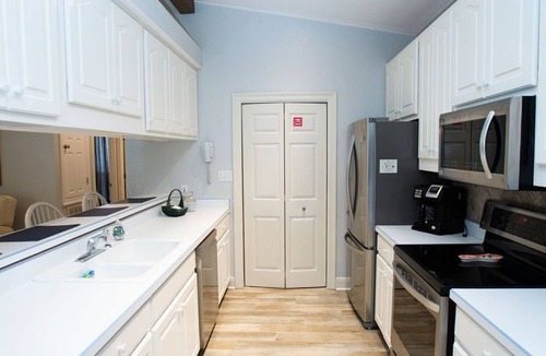 Miramar Beach House | FAMILY FRIENDLY-Large Pvt Patio- Grill-Free Beach Svc & Toys-5 min to beach!