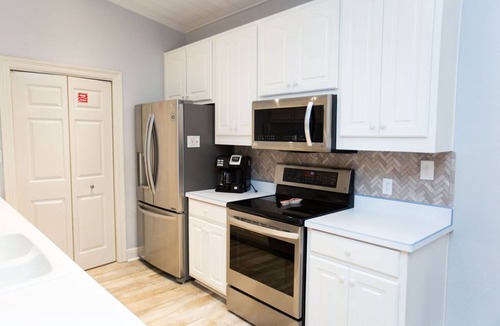 Miramar Beach House | FAMILY FRIENDLY-Large Pvt Patio- Grill-Free Beach Svc & Toys-5 min to beach!