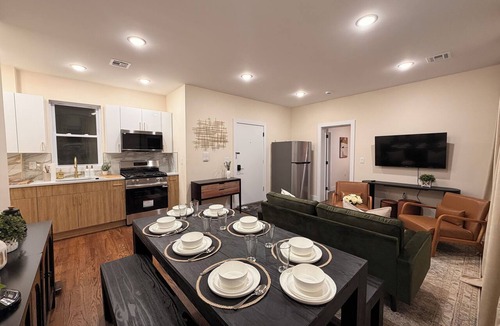 Greenville Apartment | Family friendly near NYC and Metlife 20 mins to PATH. 2 kings