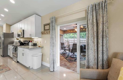 Vamo House | Family-Friendly Retreat Near Siesta Key+Beach Gear