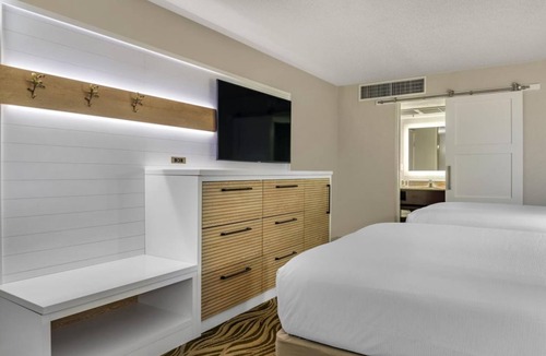Lake Buena Vista Hotel | Family Fun: Disney Springs Across, Shuttle to Parks, 2 Comfortable Units