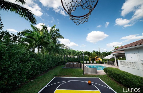 Ludlam House | Family Fun Escape w/Pool BBQ Mini Golf