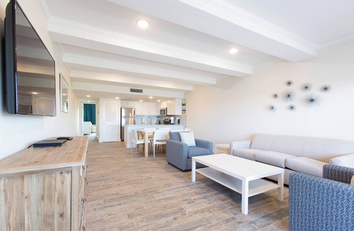 Indian Shores Hotel | Family Getaway! Two Amazing Units, Kitchen, Bbq Facilities, Outdoor Pool!