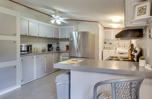 Fellowship House | Family Home w/Hot Tub, 5 Mi to Rainbow Springs!