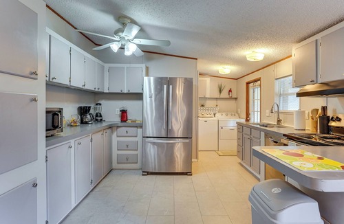 Fellowship House | Family Home w/Hot Tub, 5 Mi to Rainbow Springs!