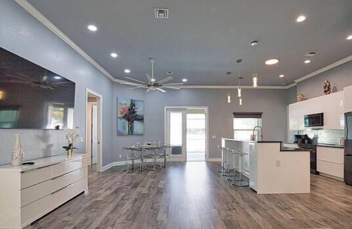 South Venice House | Family Venice Beach Retreat. Private Saltwater Screened Pool. 7min to the Beach