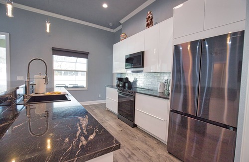 South Venice House | Family Venice Beach Retreat. Private Saltwater Screened Pool. 7min to the Beach