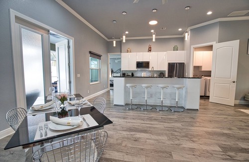 South Venice House | Family Venice Beach Retreat. Private Saltwater Screened Pool. 7min to the Beach