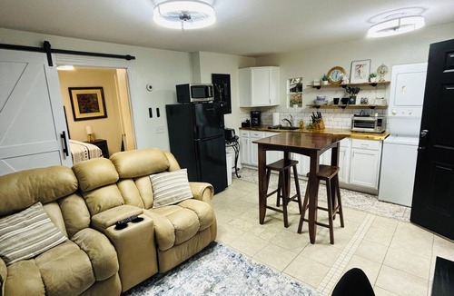Leesburg Apartment | Fantastic apartment with AC in charming downtown Leesburg