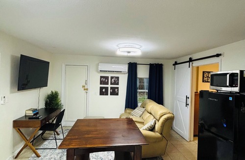 Leesburg Apartment | Fantastic apartment with AC in charming downtown Leesburg