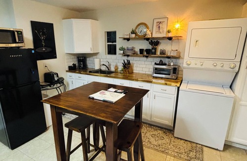 Leesburg Apartment | Fantastic apartment with AC in charming downtown Leesburg