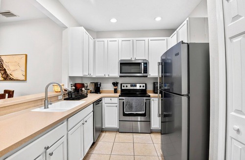Sarasota Condo | Fantastic location , 3BD/2BT Condo with garage,patio and pool in Gated community