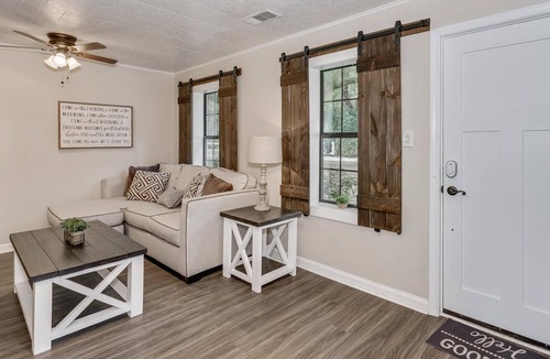 Brent House | Farm-style home next to PCC and PCA in central PNS
