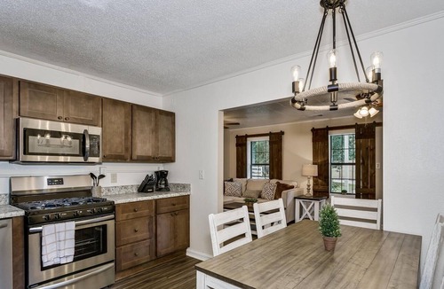 Brent House | Farm-style home next to PCC and PCA in central PNS