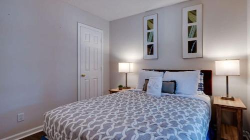 Savannah House | Fenced Backyard & Grill Near Historic District