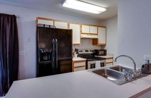 Savannah House | Fenced Backyard & Grill Near Historic District