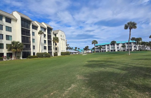 Fort Pierce Condo | FIFA 2 hours away. Pickleball-beach-golf-tennis-pool-restaurant-tiki bar-1 spot.