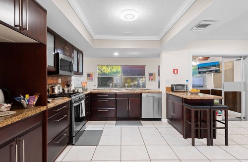 Miramar House | MAJOR INTERNATIONAL SPORTING EVENT! 3 miles to Miami Stadium. King bed-Grill-Free Parking. Midpoint location!