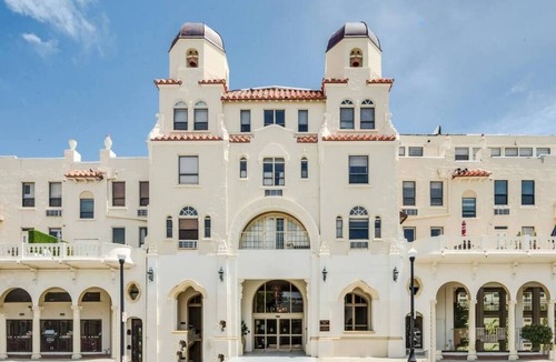 Palm Beach Condo | FIFAbyTRAIN/StepsToBeach&Dining/UrbanChicStudio