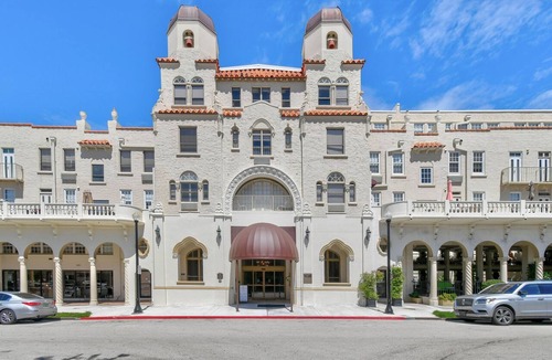 Palm Beach Condo | FIFAbyTRAIN/StepsToBeach&Dining/UrbanChicStudio