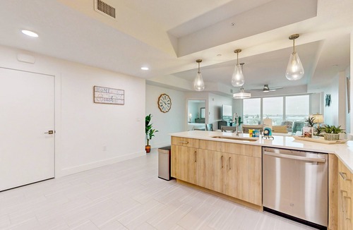 Island Estate Condo | Fifth-floor waterfront condo with washer/dryer & access to pool, hot tub, dock